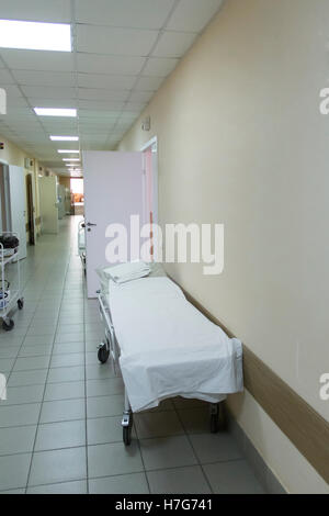Foto von leeren Bahre im Krankenhausflur Stockfoto
