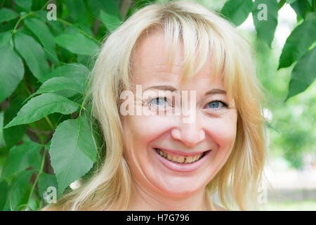 Europäische Blondine mit lange Haare und blaue Augen Stockfoto