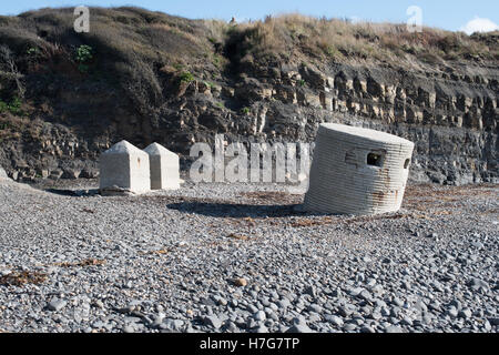 WW2-Anti-Panzer-Blöcke und einen Bunker während des Krieges im Kimmeridge Bay, Dorset. Stockfoto