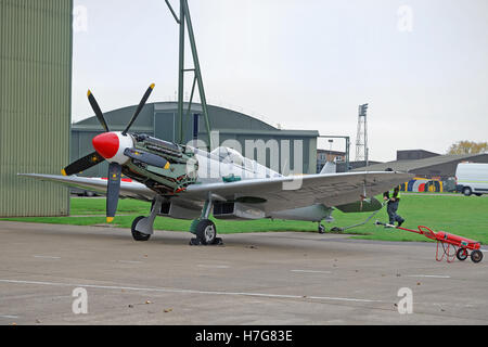 Schlacht von Britain Memorial Flight (BBMF) Spitfire unterziehen Wartung an RAF Coningsby, UK Stockfoto