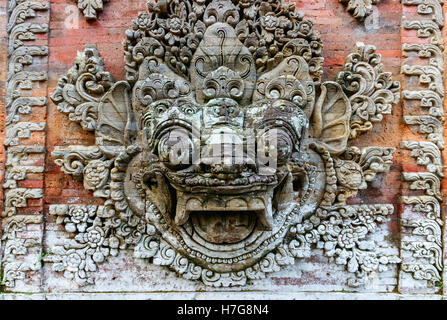 Traditionelle indonesische Totem des heiligen Wesen an der Wand des alten Ubud Palast. Bali, Indonesien. Stockfoto