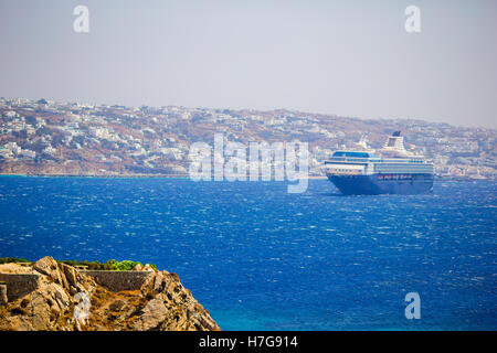 Wunderschöne Landschaft mit Blick aufs Meer. Kreuzfahrtschiff am Meer in der Nähe der Inseln. Insel Mykonos, Griechenland Stockfoto