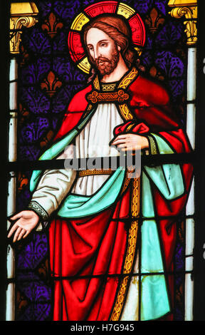 Glasmalerei-Fenster Darstellung Jesu Christi, in der Kathedrale von Saint Rumbold in Mechelen, Belgien. Stockfoto