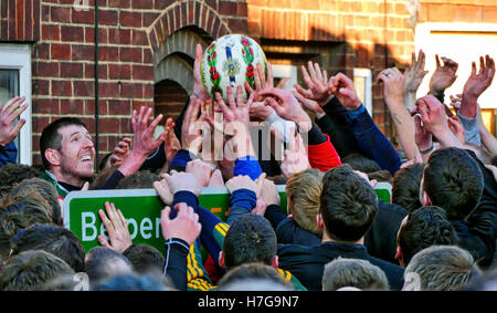 Ashbourne Fußballspiel Royal Fasching mittelalterlichen Derbyshire Peak District Gipfeln Aschermittwoch traditionelles Spiel Stadt Ziel footy Stockfoto