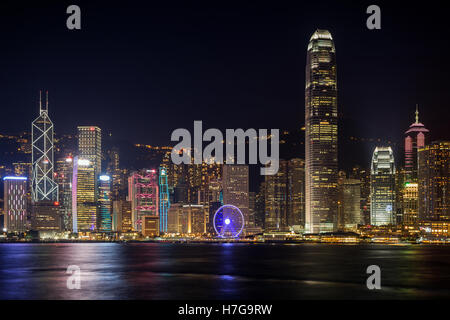 Skyline von Hong Kong Island über den Victoria Harbour mit beleuchteten moderne Wolkenkratzer in der Nacht in Hong Kong. Von Tsim Sha Tsui betrachtet. Stockfoto