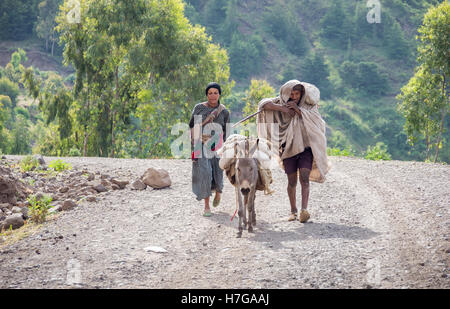 Dorfbewohner, die zu Fuß zurück nach Hause von Lalibela Markt, Amhara, Äthiopien. Stockfoto