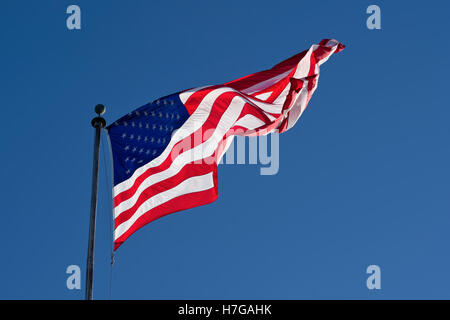 Amerikanische Flagge am Fahnenmast weht im wind Stockfoto