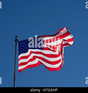 Amerikanische Flagge am Fahnenmast weht im wind Stockfoto
