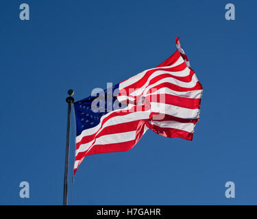 Amerikanische Flagge am Fahnenmast weht im wind Stockfoto