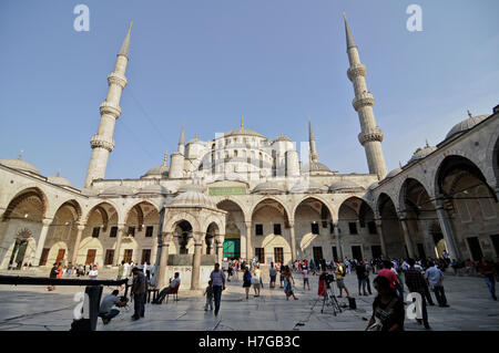 Blaue Moschee, Istanbul. Weitwinkelaufnahme aus den Innenhof mit Fassade, Kuppel und Minarett Stockfoto