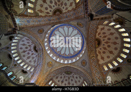 Blaue Moschee, Istanbul. Weitwinkel-Blick auf die Kuppel und die Kopula von innen mit Dekoration von blauen und roten Marmor und Fliesen Stockfoto