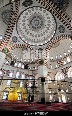 Şehzade Moschee ("Prinzen-Moschee), Innere der Kuppel mit Lampe und Spalten. Istanbul, Türkei Stockfoto