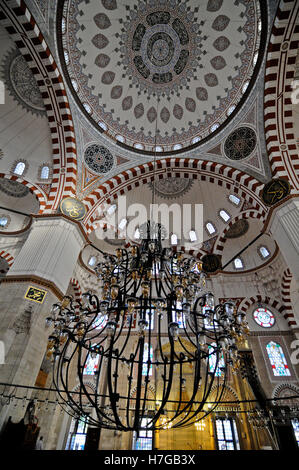 Şehzade Moschee ("Prinzen-Moschee), Innere der Kuppel mit Lampe und Spalten. Istanbul, Türkei Stockfoto