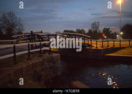 Sperren Sie Brücke Forth und Clyde Kanal Nacht Fahrrad Stockfoto