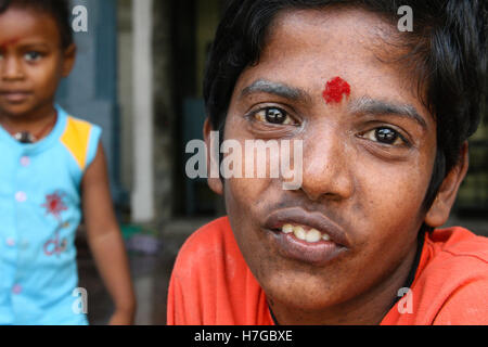 CHENNAI, Indien - ca. AUGUST 2008: Zwei nicht identifizierte Hindu Kinder mit Bindi Flecken auf Stirn Lächeln für die Kamera Stockfoto