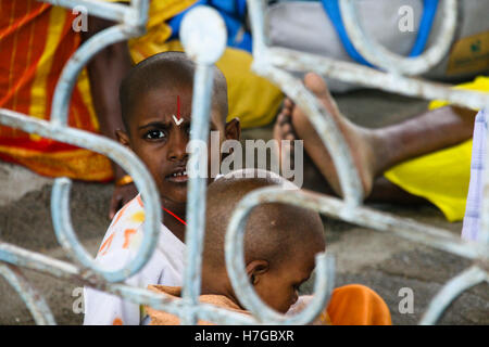 CHENNAI, Indien - ca. AUGUST 2008: Zwei nicht identifizierte Hindu Kinder sitzen in das äußere eines Tempels, bevor eine Zeremonie beginnt. Stockfoto