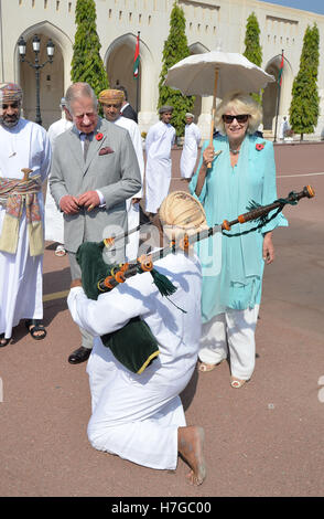 Der Prince Of Wales und der Herzogin von Cornwall sehen einen Mann, der Dudelsack während ein kulturelles willkommen, Muscat, der Hauptstadt des Oman, zum Jahresbeginn ihre offizielle Tour des Nahen Ostens. Stockfoto