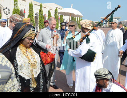 Der Prince Of Wales und der Herzogin von Cornwall sehen einen Mann, der Dudelsack während ein kulturelles willkommen, Muscat, der Hauptstadt des Oman, zum Jahresbeginn ihre offizielle Tour des Nahen Ostens. Stockfoto