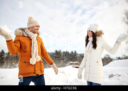 glückliches Paar spielen im Winter Schneebälle Stockfoto