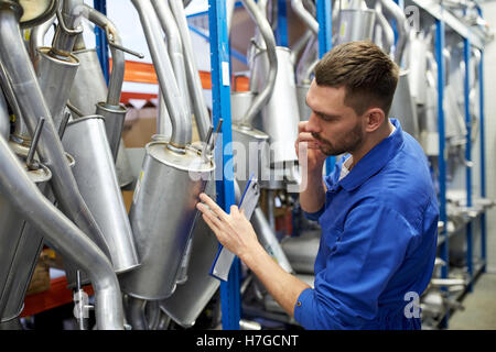 Kfz-Mechaniker anrufen auf Handy im Autoshop Stockfoto