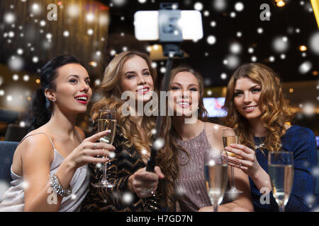 Frauen mit Smartphone unter Selfie im Night club Stockfoto