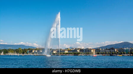 Blick auf den Genfer See mit dem Jet d'Eau-Brunnen, der sich in 140 Metern Höhe erhebt und ein prominentes Symbol der Stadt ist. Schweiz Stockfoto