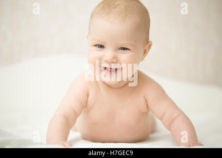 Porträt einer schönen ausdrucksstarken hält Lachen Baby, Kopf Stockfoto