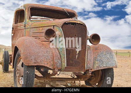 Alten Chevrolet Truck Rost entfernt auf der Ranch Rush, in Fairfield, Kalifornien, von vorne, an einem teilweise bewölkten Tag gesehen. Stockfoto