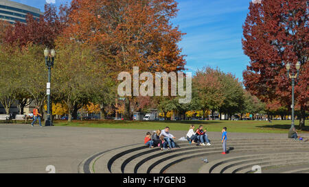 Nicht identifizierte Personen Portlands Gouverneur Tom McCall Waterfront Park auf sonnigen Herbsttag zu genießen. Stockfoto