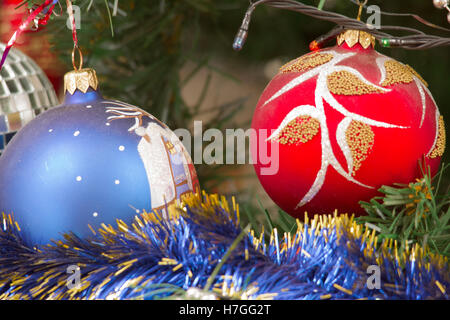 bunten Weihnachtsschmuck hing an den Ästen der Bäume Stockfoto