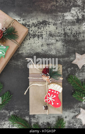 Weihnachts-Geschenk. Schöne Geschenke in braunem Papier gebunden mit String und Lebkuchen Weihnachtsplätzchen Stockfoto