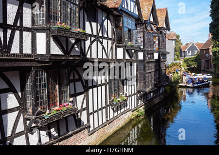 Der Great Stour River und das Holz umrahmten das Old Weavers House in Canterbury Kent England Großbritannien Stockfoto