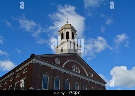 Faneuil Hall Markt entlang Seite Quincy Market und dem Freedom Trail in der Innenstadt von Boston, Massachusetts. Stockfoto