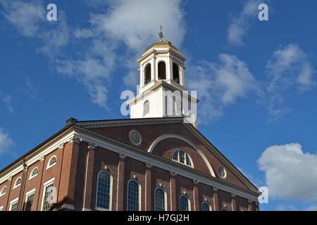 Faneuil Hall Markt entlang Seite Quincy Market und dem Freedom Trail in der Innenstadt von Boston, Massachusetts. Stockfoto