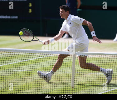 Milos Raonic (CAN) bei Wimbledon 2016 final in Aktion. Stockfoto