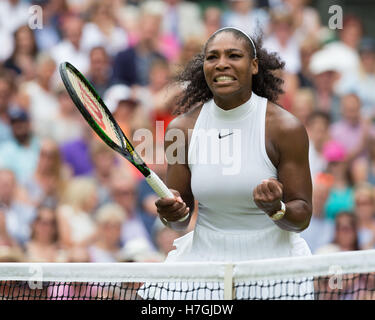 Serena Williams (USA) feiern beim Finale von Wimbledon 2016. Stockfoto