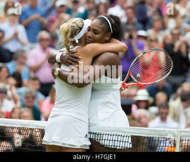 Serena Williams und Angelique Kerber umarmen einander am Ende des letzten Wimbledon-2016. Stockfoto