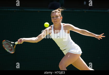 Simona Halep (ROU) bei Wimbledon 2016 in Aktion Stockfoto