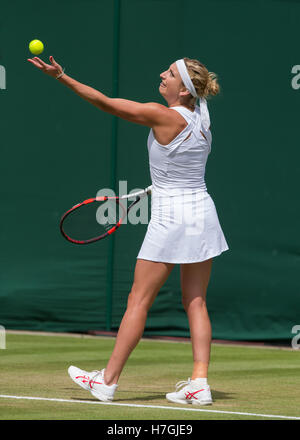 Timea Bacsinszky (SUI) in Aktion bei Wimbledon 2016 Stockfoto