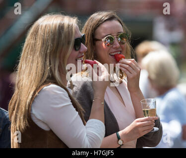 Blonde Frauen Essen Erdbeeren in Wimbledon 2016. Stockfoto