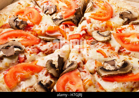 Pizza mit Pilzen Nahaufnahme isoliert auf weißem Hintergrund Stockfoto