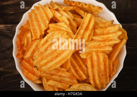 Teller mit Pommes Frites auf Holztisch Stockfoto