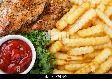 Gegrillte Hähnchen-Steak, Pommes Frites und Salat-Nahaufnahme Stockfoto