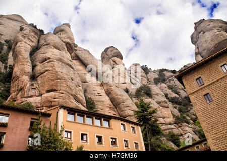Santa Maria de Montserrat Abbey in Monistrol de Montserrat, Katalonien, Spanien. Berühmt für die Jungfrau von Montserrat. Blick auf mount Stockfoto