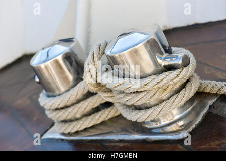 Edelstahl-Säule mit einem Seil am Boot Stockfoto