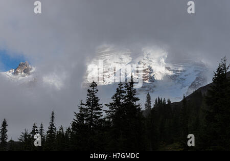 Mount Baker bedeckt in den Wolken, ein aktiver Vulkan in der North-Cascades-Range. US-Bundesstaat Washington, USA. Stockfoto