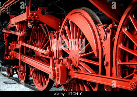 Detail der alten Dampf-Lokomotive-Räder in rot lackiert. Stockfoto