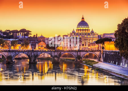 Basilika San Pietro und Ponte St. Angelo bei Sonnenuntergang. Rom, Italien Stockfoto