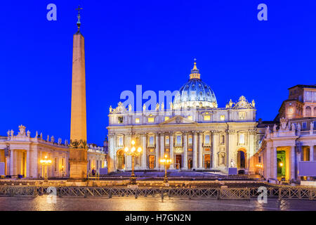 Sankt-Peters-Basilika in der Dämmerung, Vatikanstadt. Rom, Italien Stockfoto