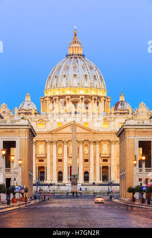 Sankt-Peters-Basilika in der Dämmerung, Vatikanstadt. Rom, Italien Stockfoto